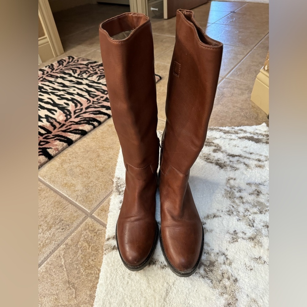 Great condition tall brown boots. Sz 9.5